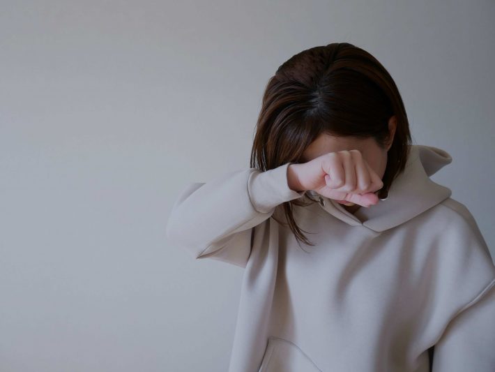 落ち込む女性