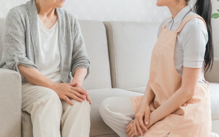 話をする高齢者