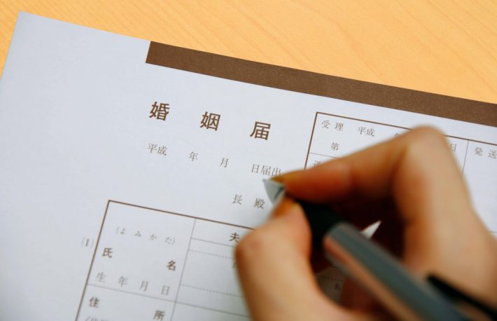 婚姻届に記入する女性