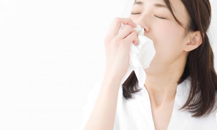 ティッシュを嗅ぐ女性