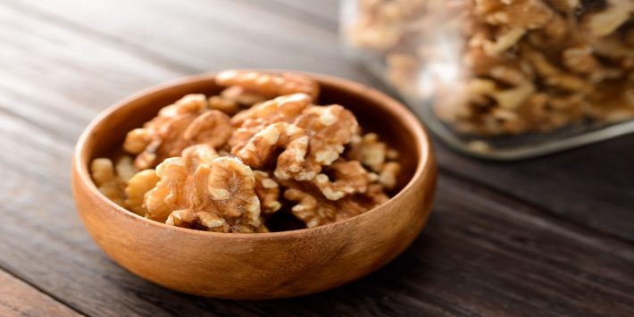 テーブル上のくるみ