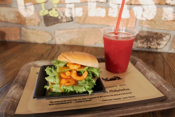 ヤバ辛海老チリバーガー」1,100円（以下、税込）／「不思議な、ヤバ辛ストロベリースムージー」780円