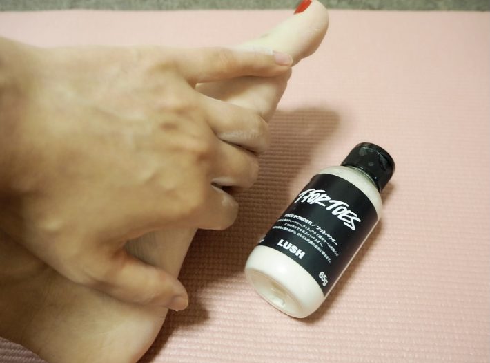 足の裏や足の甲になじませる