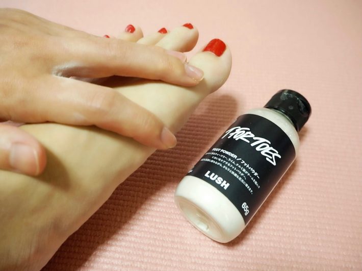 足の甲になじませる