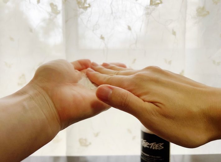 手のひらで軽くこすり合わせる