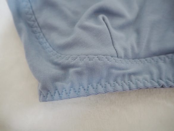 アンダーバストはゴム