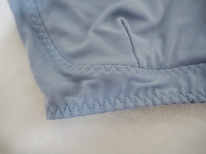 アンダーバストはゴム