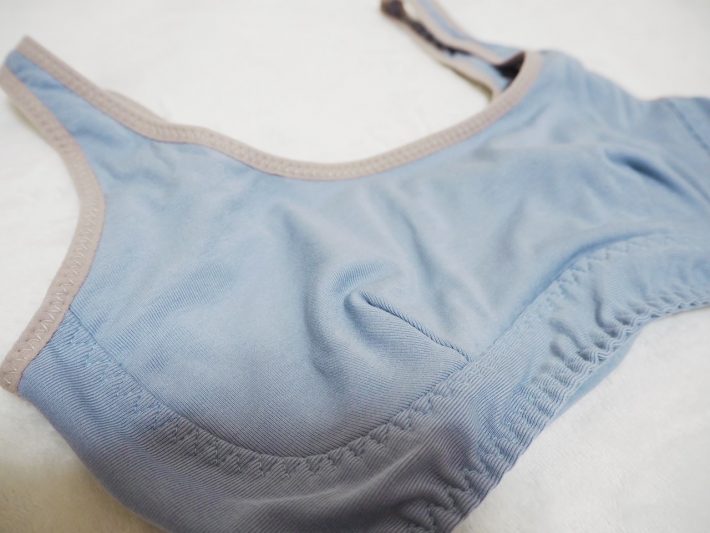 ブルーとベージュの2色展開