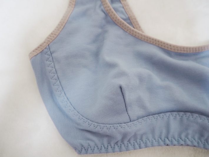 バストの横から下の部分にかけて縁取っている部分をパネルと言います