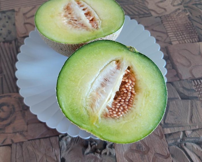 食べ頃に切ってみたところ、申し分ない完熟メロンに感動しました