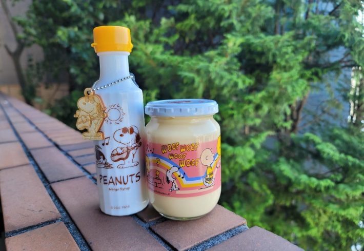 左から、スヌーピー マンゴーシロップ（クインビーガーデン）1490円（税込）／マヨネーズ・スヌーピー（キユーピー）346円（税込）
