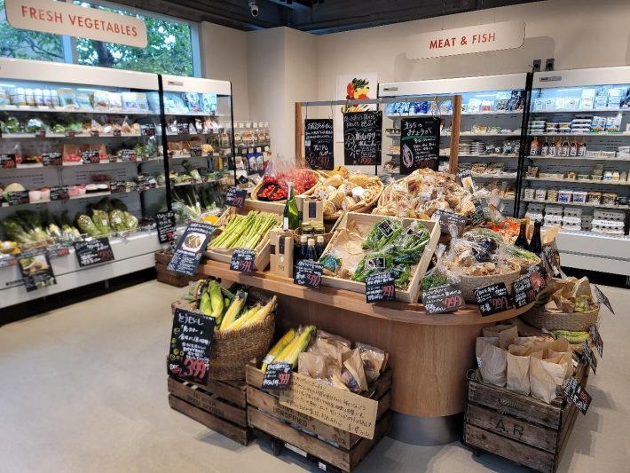 我が子とよく行く食材店「FOOD&COMPANY代官山T-SITE店」。産地やこだわりが丁寧に書かれていて、食への興味を高めるきっかけをもらえます