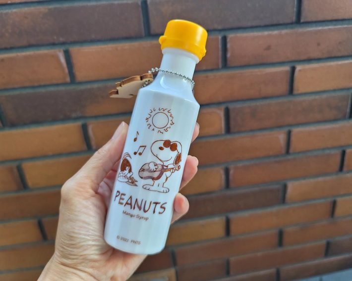 瓶に描かれているジョークールは、夏の太陽ギラギラにも負けずご機嫌な様子