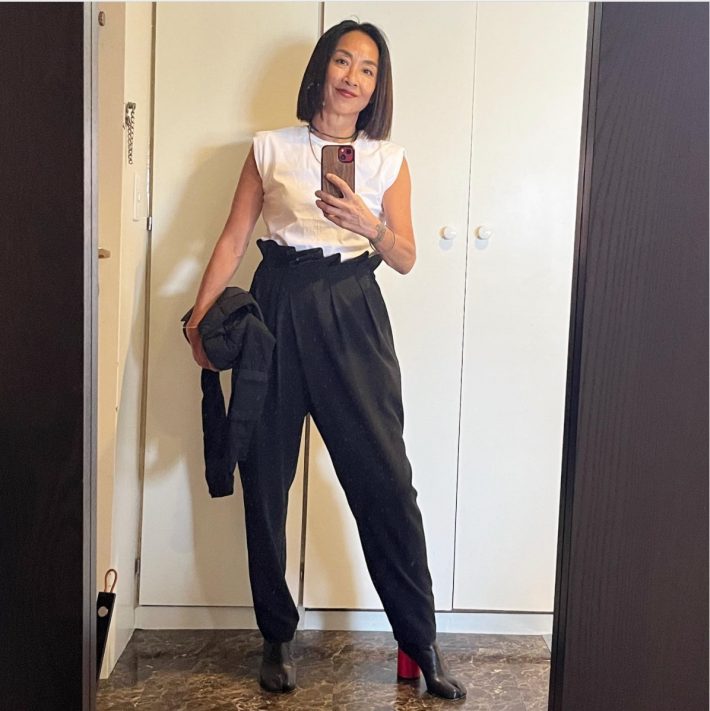 〈H〉のトップスと〈intw〉タックデザインパンツ