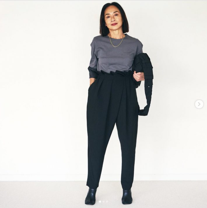 〈intw〉のタックデザインパンツ