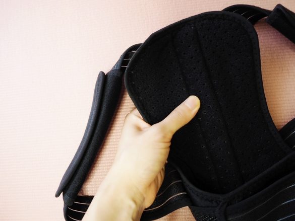 背には金属製背筋ボーンが内蔵