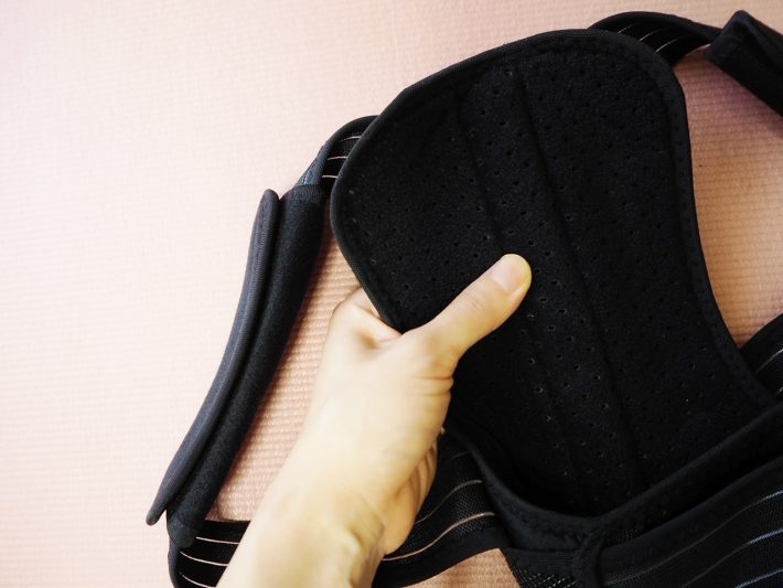 背には金属製背筋ボーンが内蔵