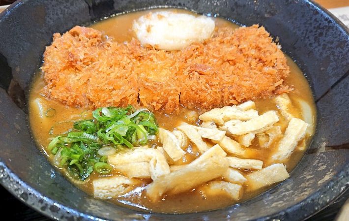 生駒店限定の「和風出汁(だし)かつカレーうどん定食」