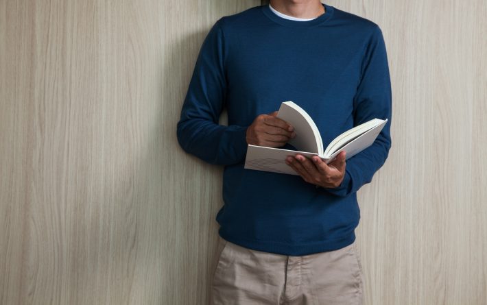 本を読む男性