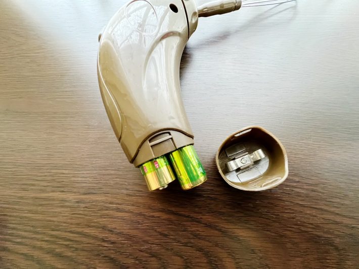 単3乾電池を2本（別売）セット