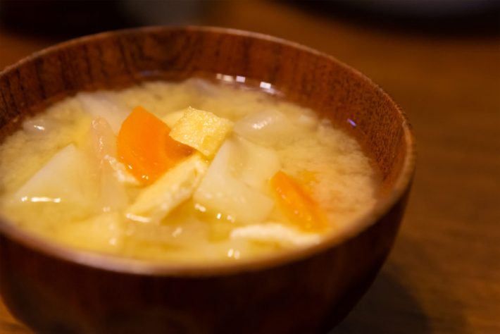 テーブル上の味噌汁