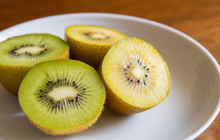 お皿に乗るキウイフルーツ