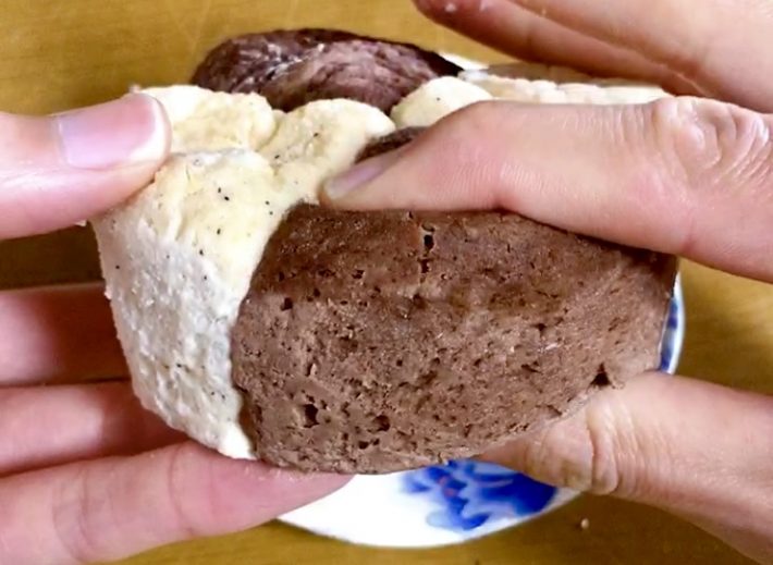 完成した豆腐の腸活パンを持っている写真