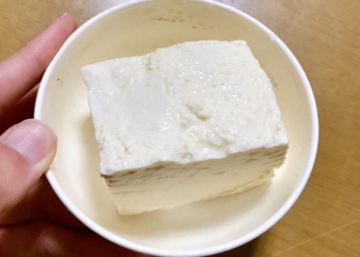 容器に入っている豆腐