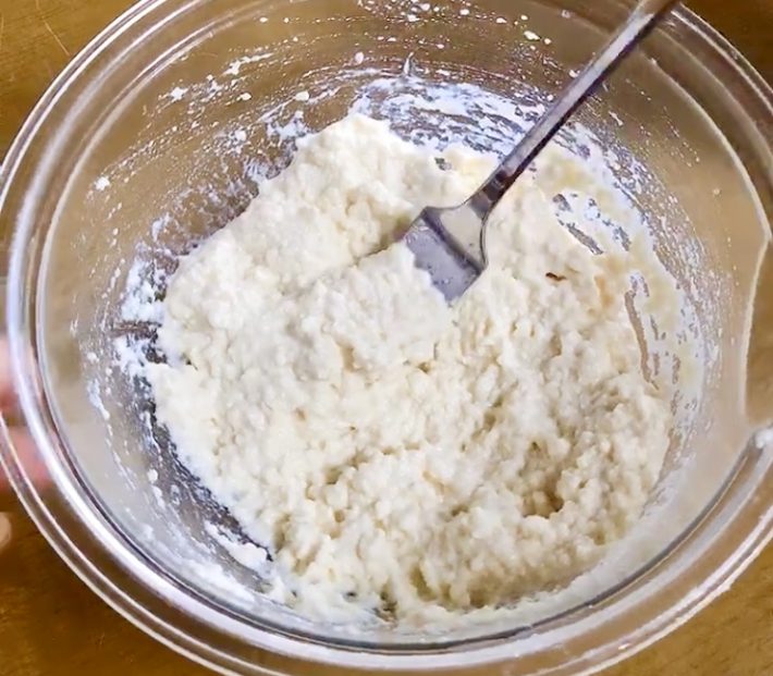 豆腐を混ぜている写真
