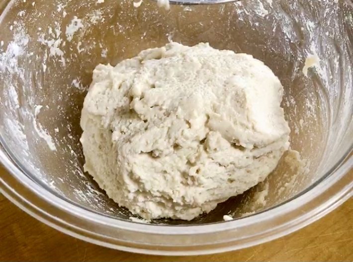 豆腐と粉類を混ぜた写真