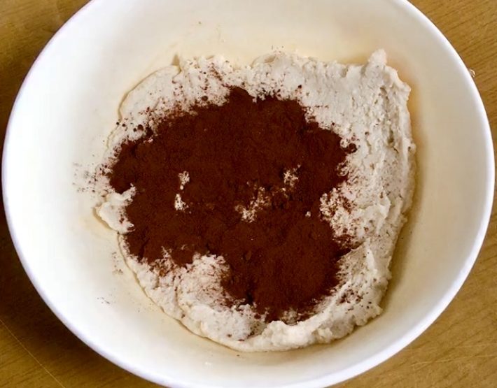 豆腐にココアパウダーを入れた写真