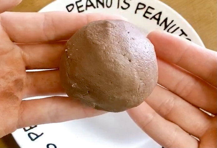 豆腐の腸活パンを丸めて成形した写真