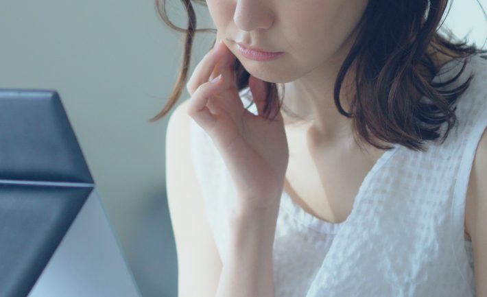 目の上の虫にさされ赤く腫れ上がる