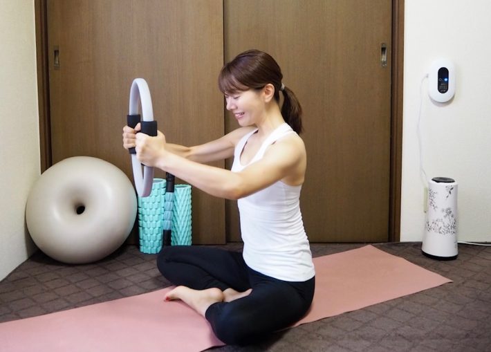 背中が丸まらないように注意