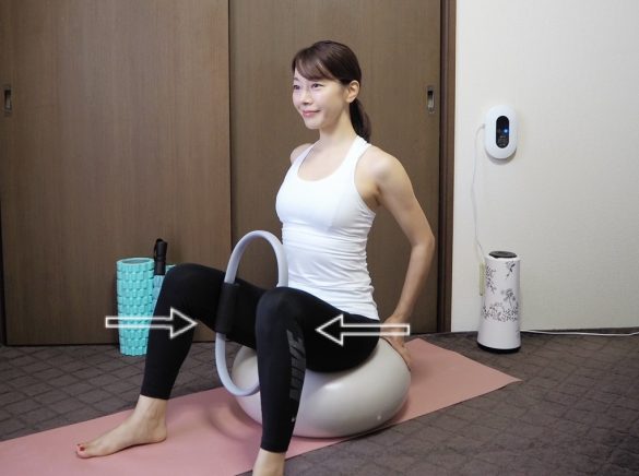 太もものあいだに挟んで、ゆっくりと足を閉じていきます