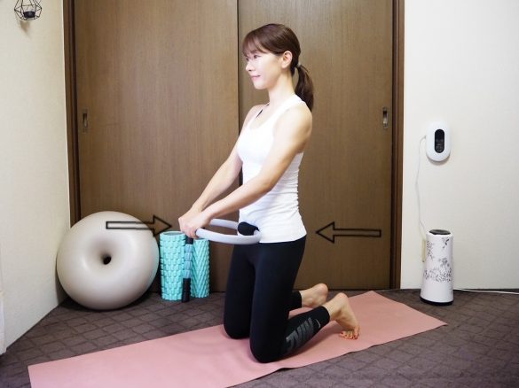 へその下あたりに押し当て、腹筋に力を入れながらゆっくり押しつぶす