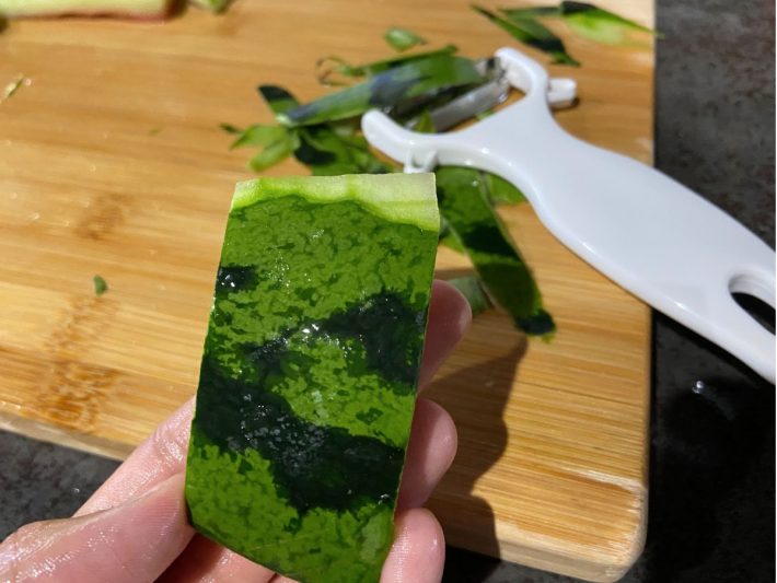 包丁で少し剥いておくとピーラーで剥きやすい