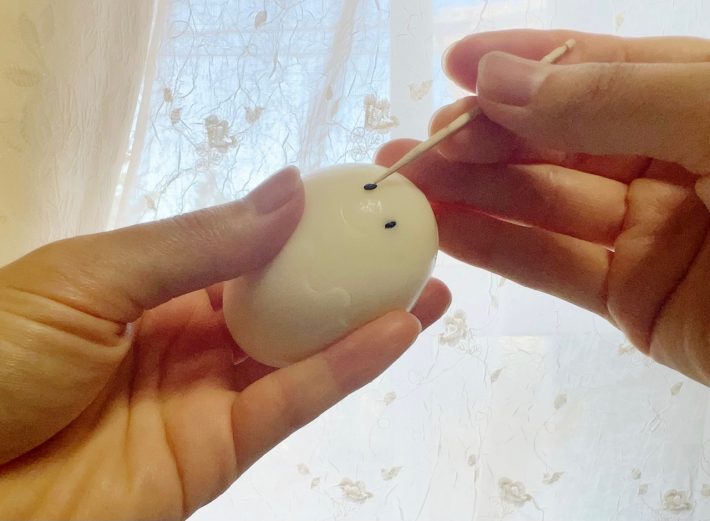 黒ごまを押し込む