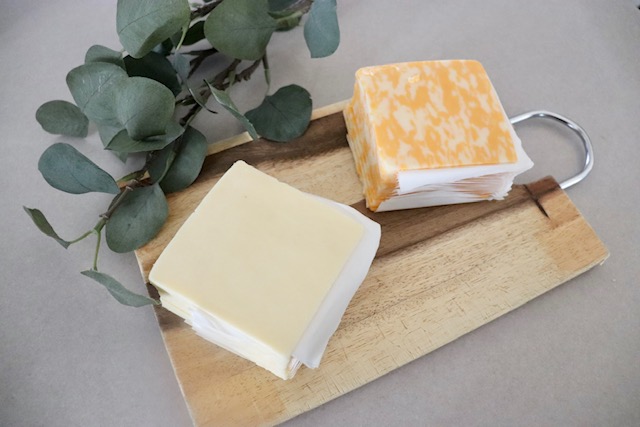 2種類のスライスチーズが入ってる