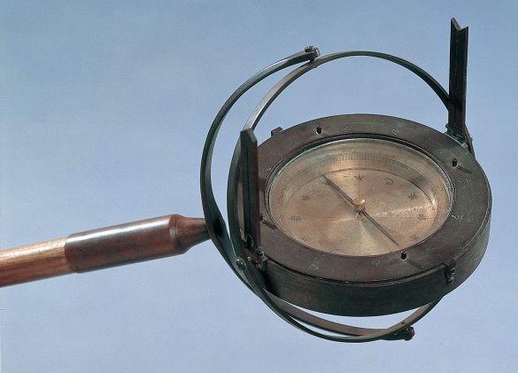 （画像：千葉県香取市　伊能忠敬記念館所蔵「わんか羅鍼(杖先方位盤)」）地上測量器具。 杖先につけた方位磁石盤。忠敬が最も使用した器具の一つです。