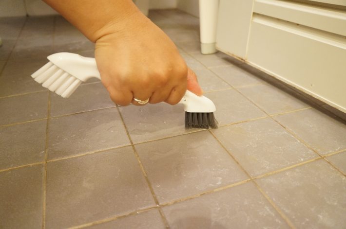 目地に入り込むV字カットのブラシ