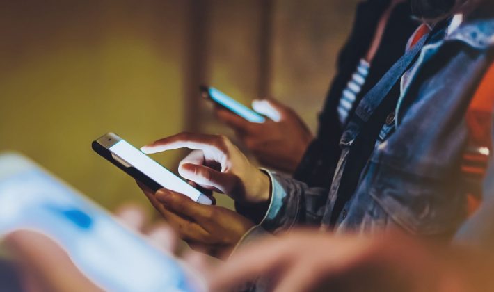 スマホを操作する人たち