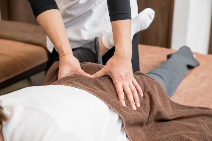 整体を受ける女性