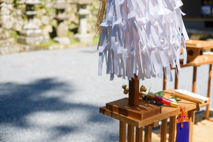 怪しげな除霊が始まる