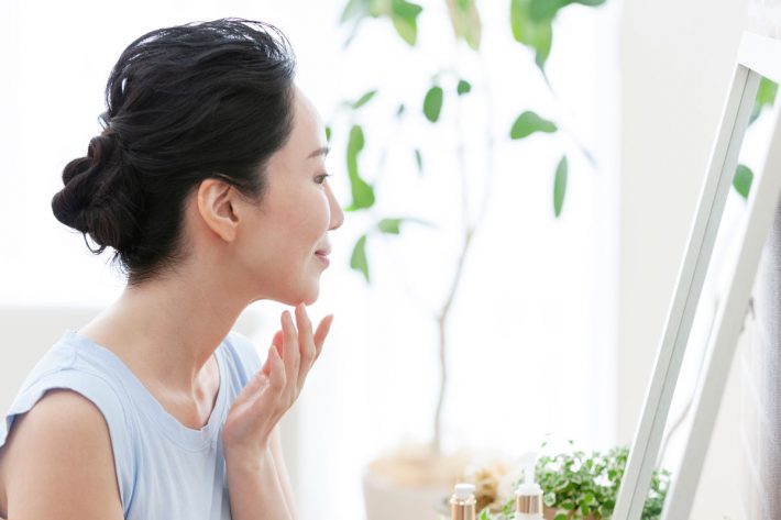 鏡を見る女性
