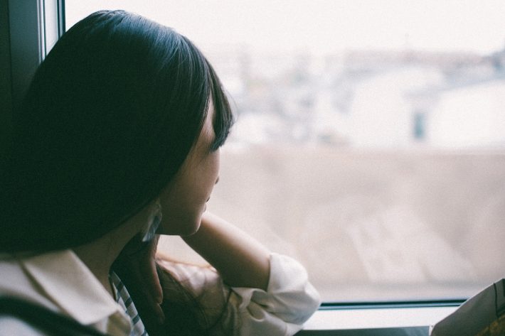 頬杖をつく女性