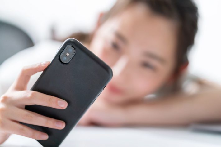 スマホを眺める女性