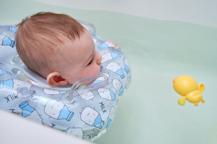 赤ちゃんの首浮き輪