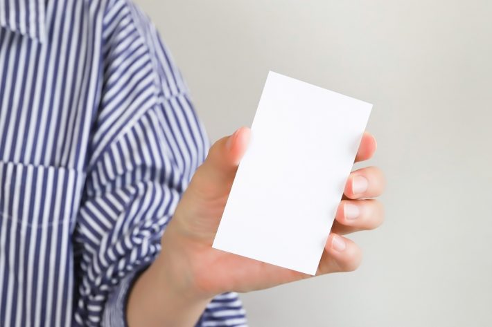 メモを持った手