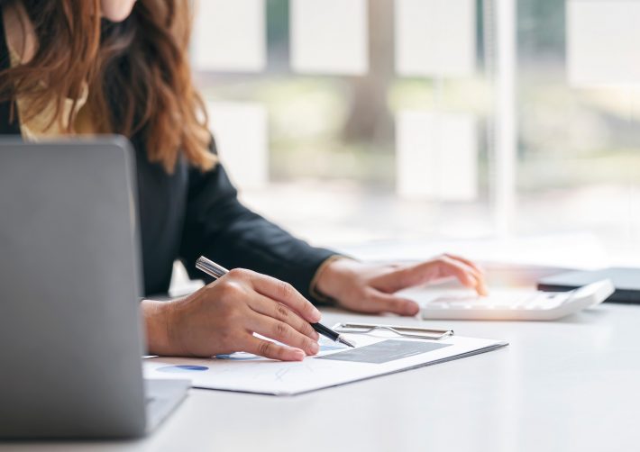 仕事をする女性